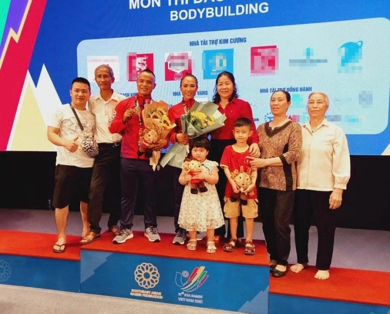 Nữ lực sĩ đạt hcv sea games làm mẹ cởi áo bác sĩ xuýt xoa cơ bắp sợ làm con đau khi cho bú - 5