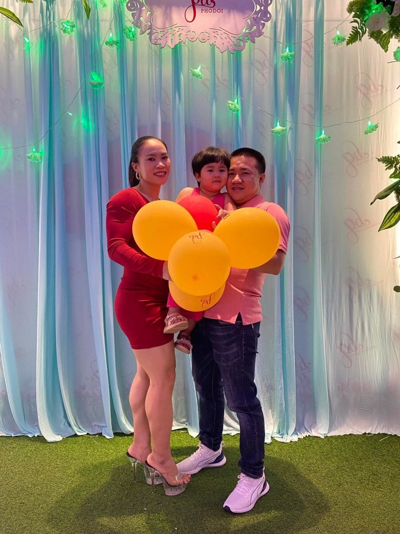 Nữ lực sĩ đạt hcv sea games làm mẹ cởi áo bác sĩ xuýt xoa cơ bắp sợ làm con đau khi cho bú - 10