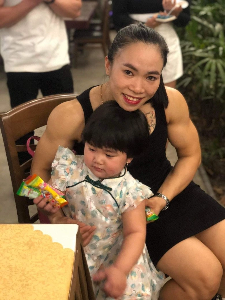 Nữ lực sĩ đạt hcv sea games làm mẹ cởi áo bác sĩ xuýt xoa cơ bắp sợ làm con đau khi cho bú - 11
