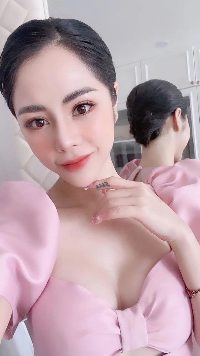 Nữ mc nóng bỏng nhất nhì vtv bị nói sửa hết rồi khuôn mặt con gái nói lên sự thật - 1