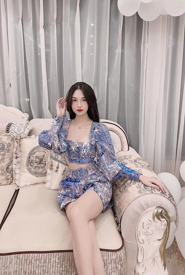 Nữ phụ phim về nhà đi con ăn mặc quyến rũ mê hàng hiệu sau ồn ào lộ clip - 13