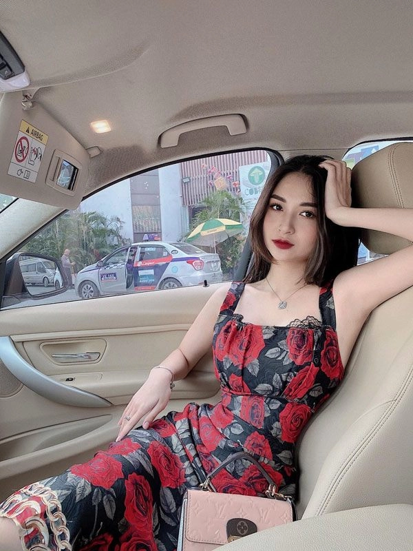 Nữ phụ phim về nhà đi con ăn mặc quyến rũ mê hàng hiệu sau ồn ào lộ clip - 15