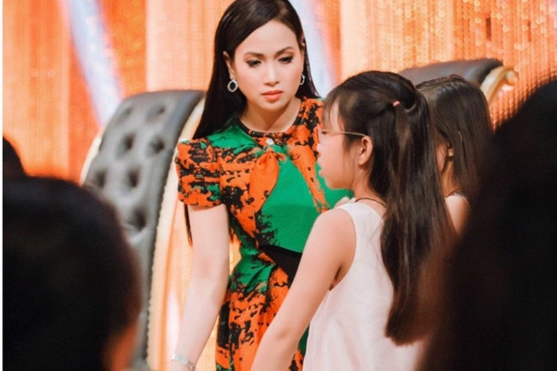 Nữ tỷ phú người việt giàu nhất thế giới giấu kín mặt con cứ xuất hiện là làm từ thiện - 6