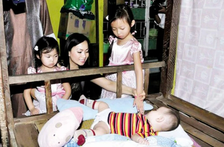 Nữ tỷ phú người việt giàu nhất thế giới giấu kín mặt con cứ xuất hiện là làm từ thiện - 7