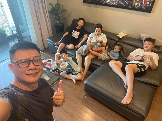 Ở cơ quan hét ra lửa về nhà btv đông con nhất vtv quang minh nể vợ nhận chăm con - 1