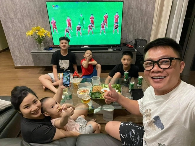 Ở cơ quan hét ra lửa về nhà btv đông con nhất vtv quang minh nể vợ nhận chăm con - 3