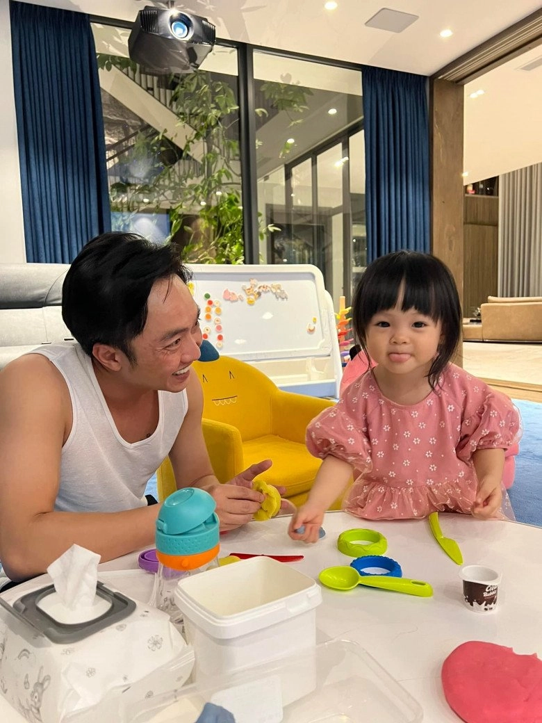 Ở công tyhét ra lửa về nhà cường đôla nể vợ giản dị chơi đồ hàng cùng con gái - 5