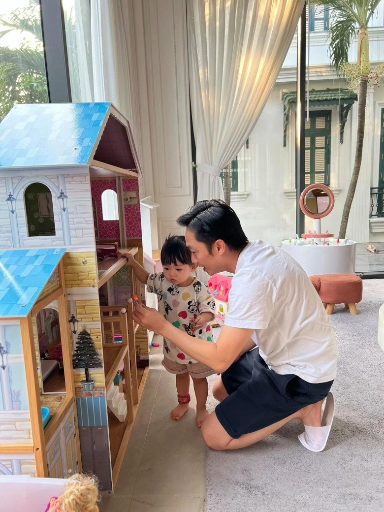 Ở công tyhét ra lửa về nhà cường đôla nể vợ giản dị chơi đồ hàng cùng con gái - 7