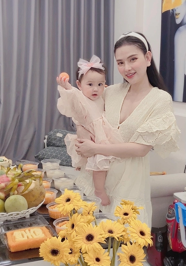 Ôm con riêng về sống chung với chồng kém 10 tuổi thu thủy mây trắng giờ hạnh phúc viên mãn - 7