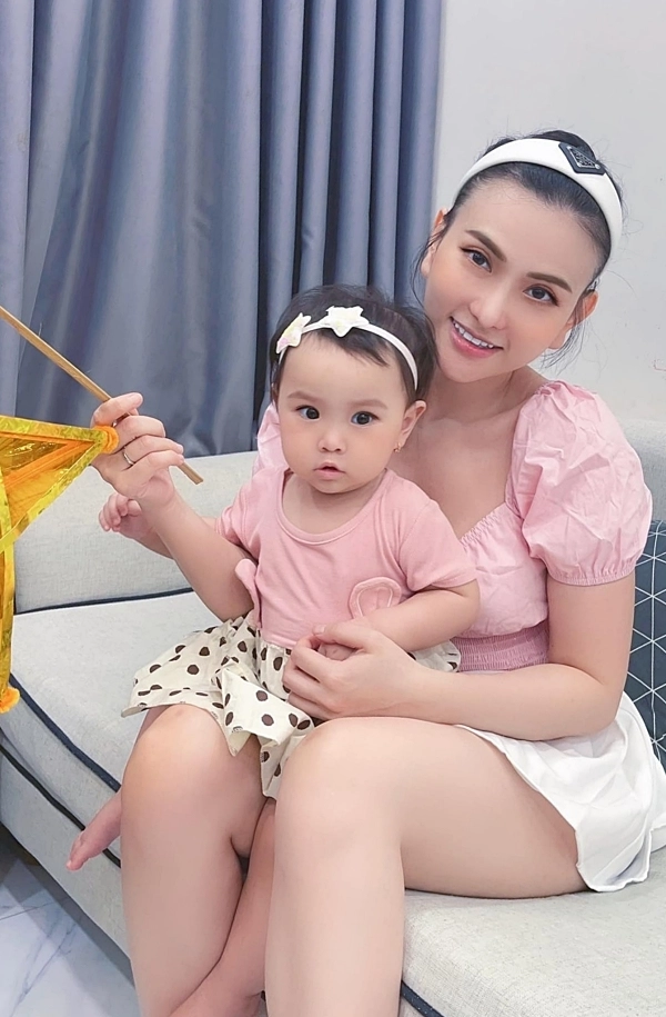 Ôm con riêng về sống chung với chồng kém 10 tuổi thu thủy mây trắng giờ hạnh phúc viên mãn - 8