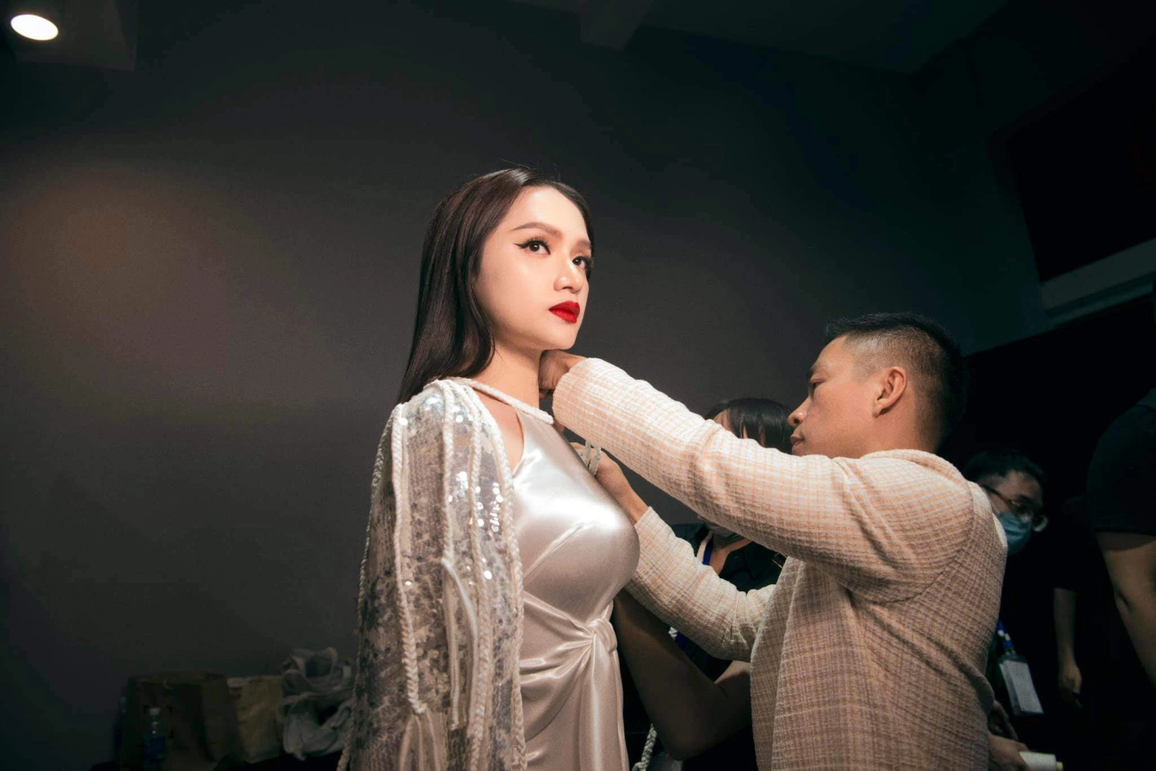 Ồn ào anti chưa lắng xuống hương giang làm trùm cuối show diễn hút trọn spotlight với vòng eo 5x - 2
