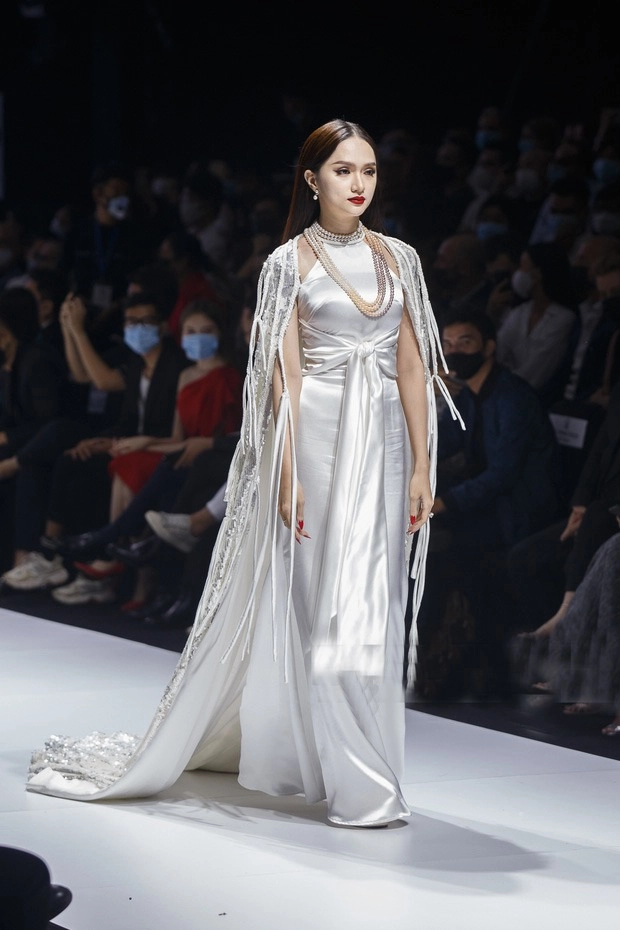 Ồn ào anti chưa lắng xuống hương giang làm trùm cuối show diễn hút trọn spotlight với vòng eo 5x - 3