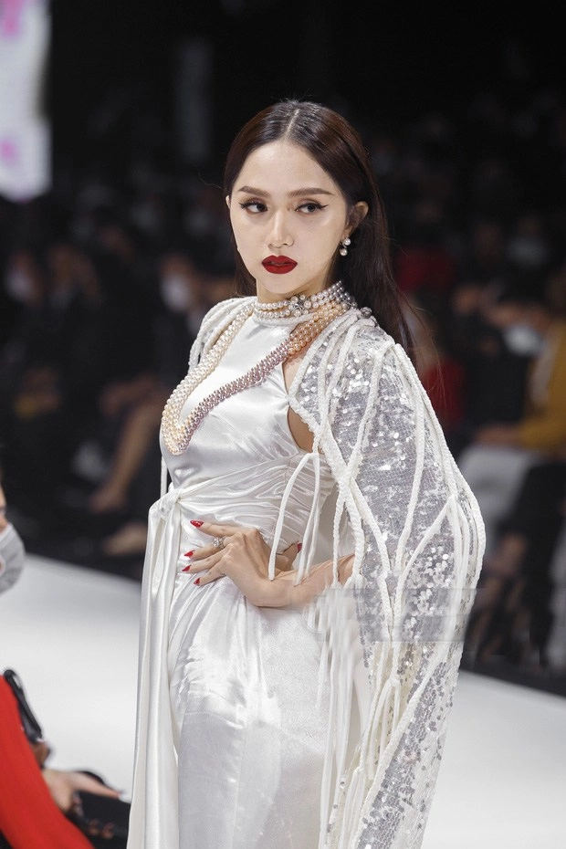 Ồn ào anti chưa lắng xuống hương giang làm trùm cuối show diễn hút trọn spotlight với vòng eo 5x - 4