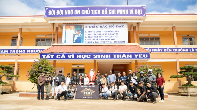 Ông già noel chạy xe mô tô pkl phát quà cho các em nhỏ vùng cao - 38