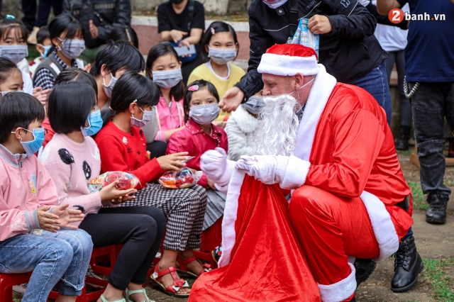 Ông già noel chạy xe mô tô pkl phát quà cho các em nhỏ vùng cao - 45