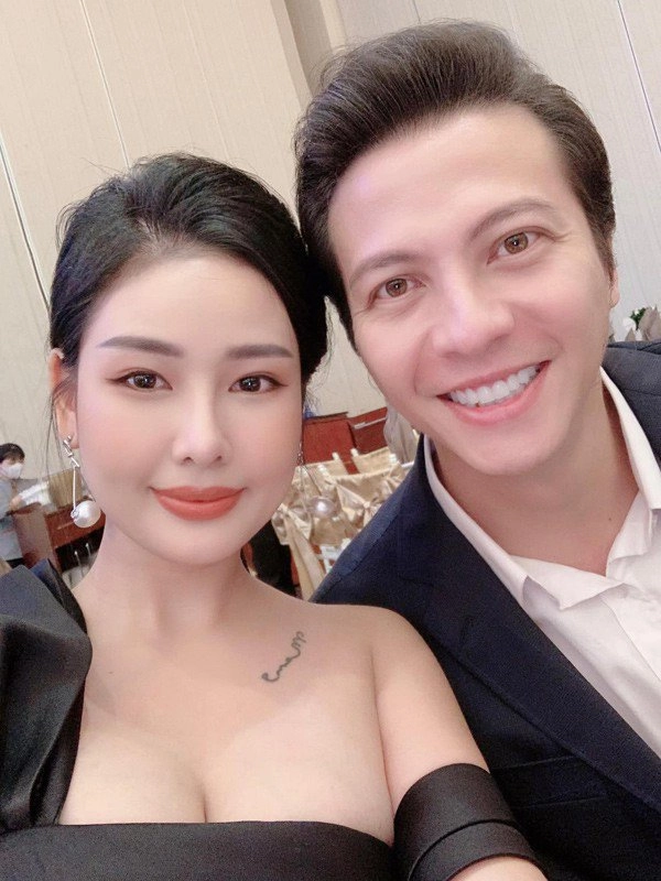 Ông hoàng quảng cáo dương hoàng anh lấy vợ kém 15 tuổi làm bố bỉm chăm 2 con gái - 1
