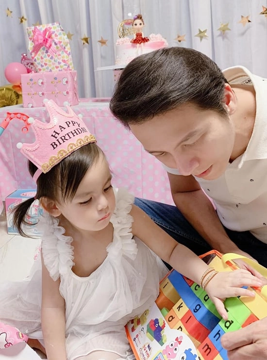 Ông hoàng quảng cáo dương hoàng anh lấy vợ kém 15 tuổi làm bố bỉm chăm 2 con gái - 7