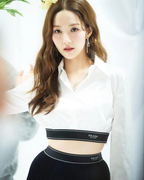 Park min young xả vai thư ký kim thanh lịch ngày nào diện đồ ngắn khoe eo con kiến - 1