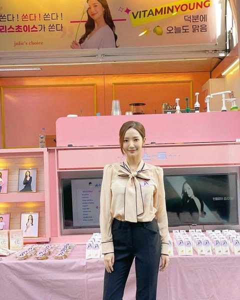 Park min young xả vai thư ký kim thanh lịch ngày nào diện đồ ngắn khoe eo con kiến - 3