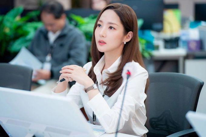 Park min young xả vai thư ký kim thanh lịch ngày nào diện đồ ngắn khoe eo con kiến - 4