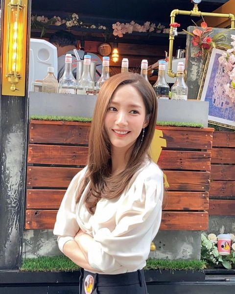 Park min young xả vai thư ký kim thanh lịch ngày nào diện đồ ngắn khoe eo con kiến - 6