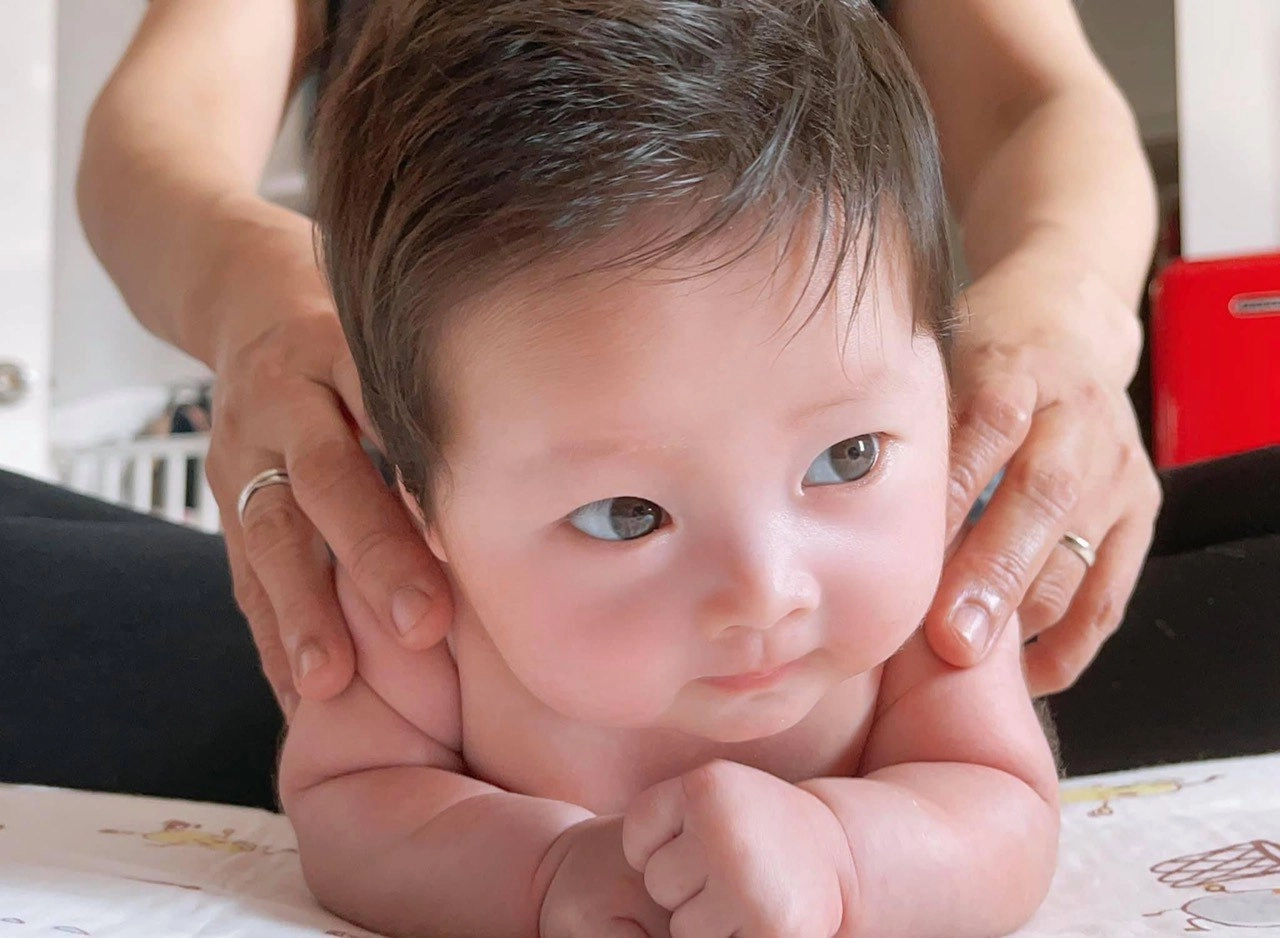 Pha lê cho con 3 tháng học yoga bé mếu khóc dân tình lo lắng mẹ bảo ăn thua gì - 9