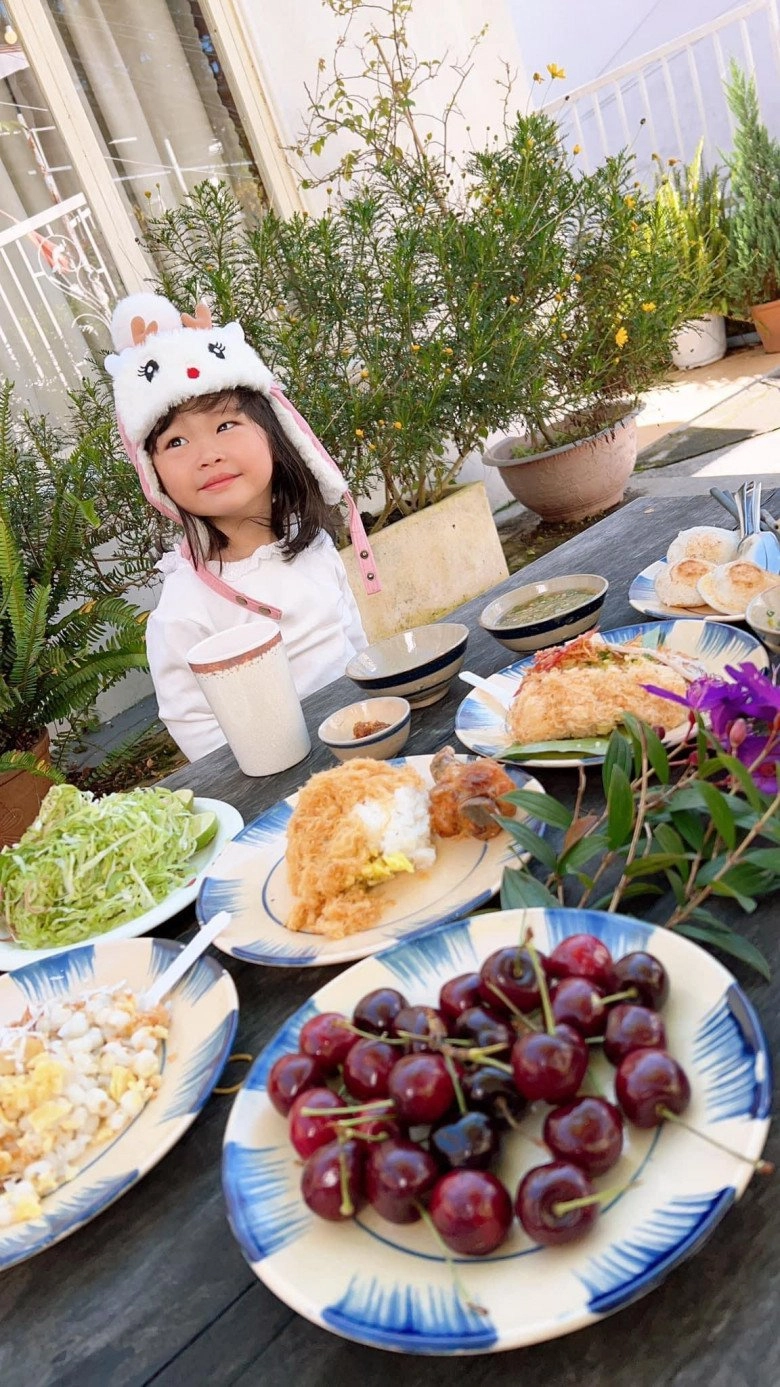 Pha lê nấu ăn cho con gái bằng suất ăn của cả huyện con 22 tháng gần 14kg - 2