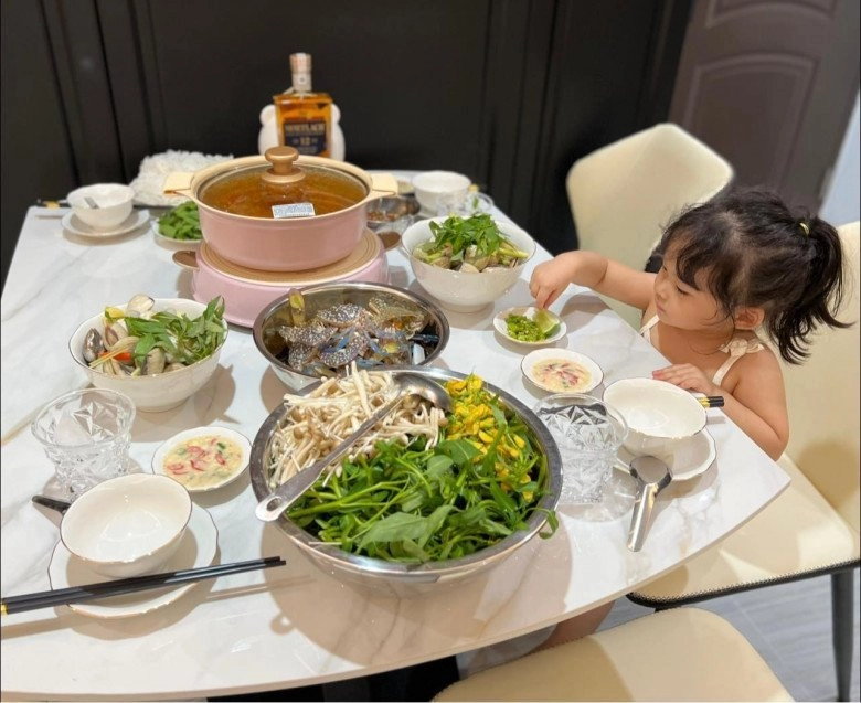 Pha lê nấu ăn cho con gái bằng suất ăn của cả huyện con 22 tháng gần 14kg - 3