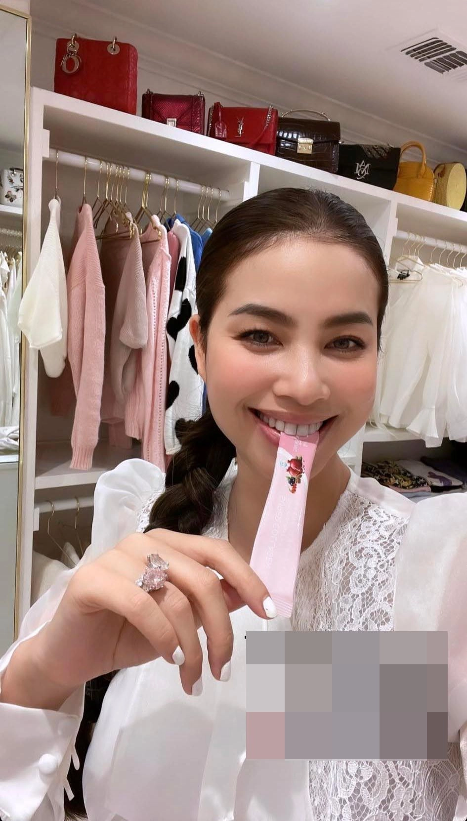 Phạm hương khoe ảnh ăn thạch cđm chỉ để ý hột xoàn túi hiệu tiền tỷ phát sáng - 1