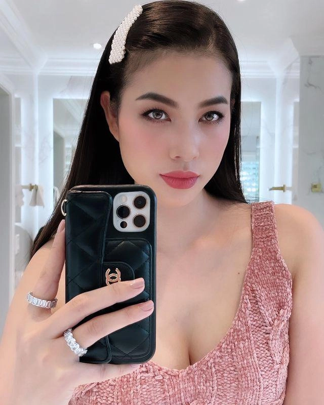 Phạm hương khoe ảnh ăn thạch cđm chỉ để ý hột xoàn túi hiệu tiền tỷ phát sáng - 16