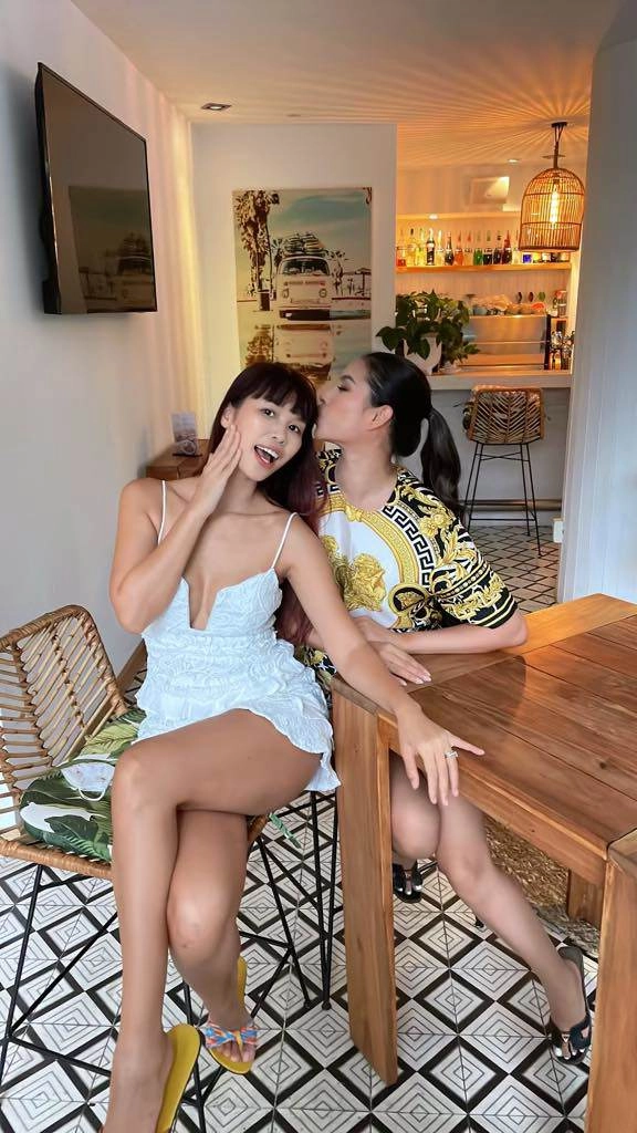 Phạm hương mặc một chiếc quần từ mỹ về đến việt namđổi cách phối vẫn đẹp ngời ngời - 3