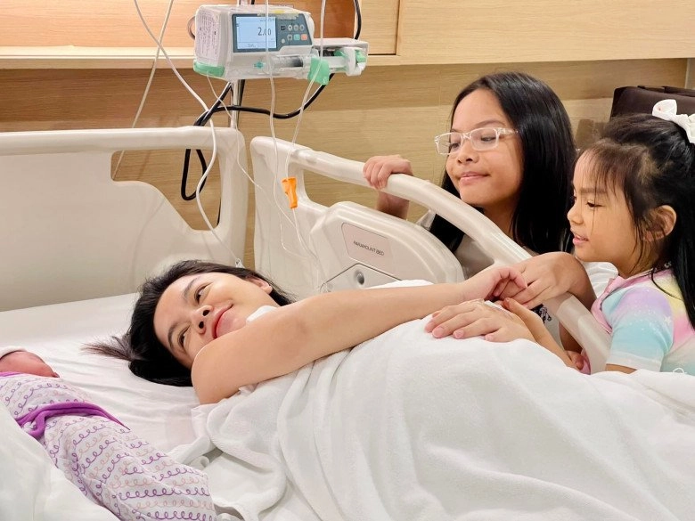 Phạm quỳnh anh khoe con gái mới sinh xinh xắn thừa nhận bé có điểm giống y đúc bố - 1