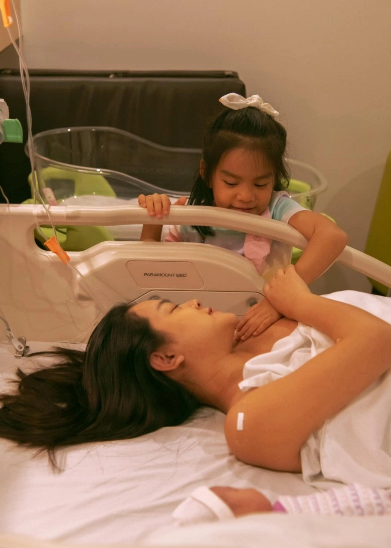 Phạm quỳnh anh khoe con gái mới sinh xinh xắn thừa nhận bé có điểm giống y đúc bố - 9