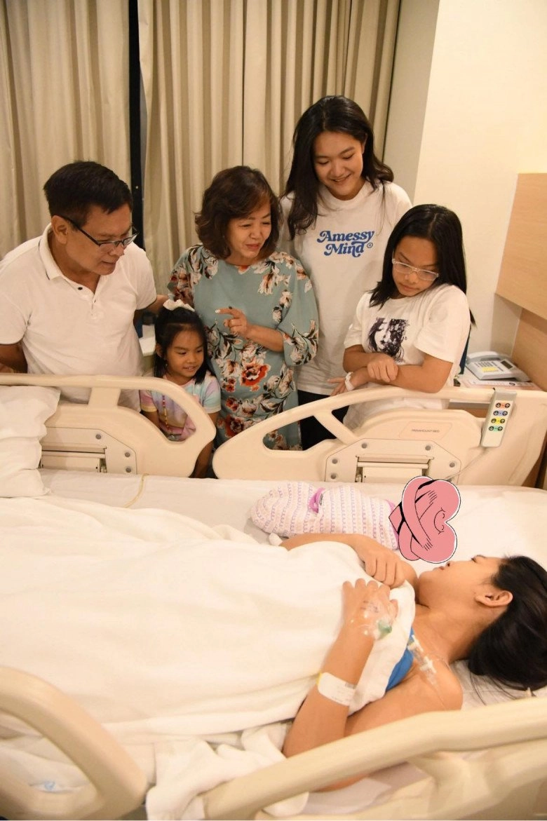 Phạm quỳnh anh khoe được bạn trai thức đêm một mìnhchăm hai mẹ con cẩn thận ở viện - 1