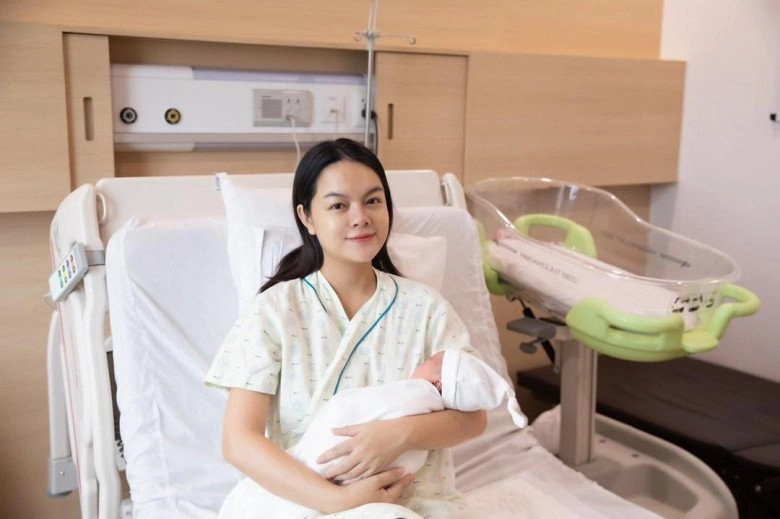 Phạm quỳnh anh khoe được bạn trai thức đêm một mìnhchăm hai mẹ con cẩn thận ở viện - 4