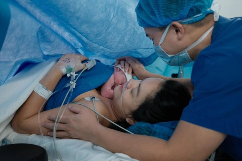 Phạm quỳnh anh khoe được bạn trai thức đêm một mìnhchăm hai mẹ con cẩn thận ở viện - 6