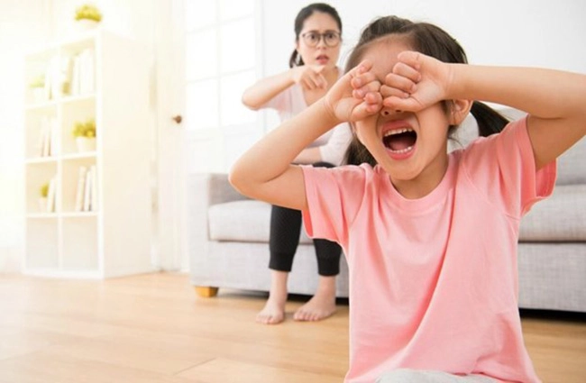 Phẫn nộ cảnh người cha đánh đập con sơ sinh nói 4 từ ai nghe cũng xót xa - 3