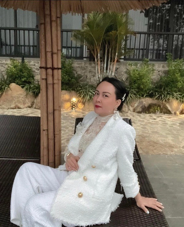 Phong độ mặc đẹp chưa được lâu phượng chanel lại vấp ngã trước chiếc áo xuyên thấu da thịt - 2