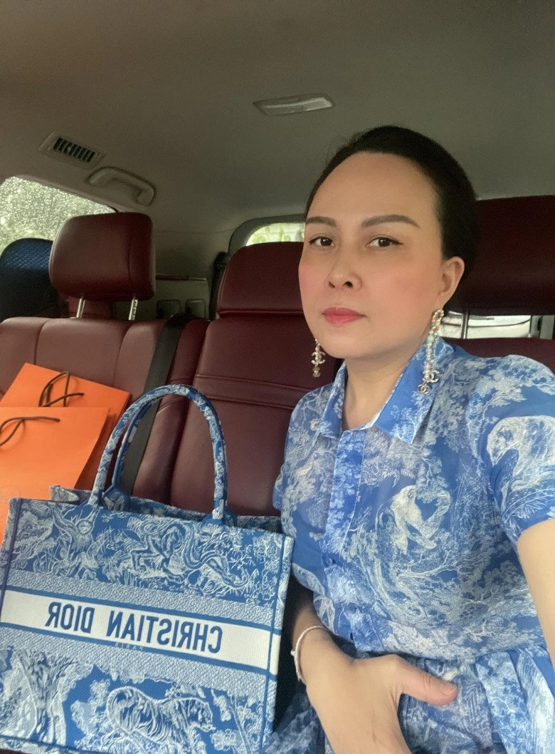Phượng chanel có một công thức thời trang xào đi xào lại nhưng nhìn vào ai cũng khen lấy khen để - 1