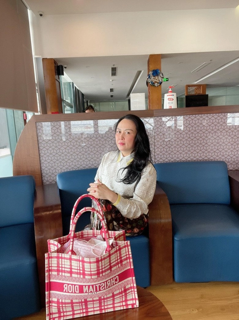 Phượng chanel có một công thức thời trang xào đi xào lại nhưng nhìn vào ai cũng khen lấy khen để - 8