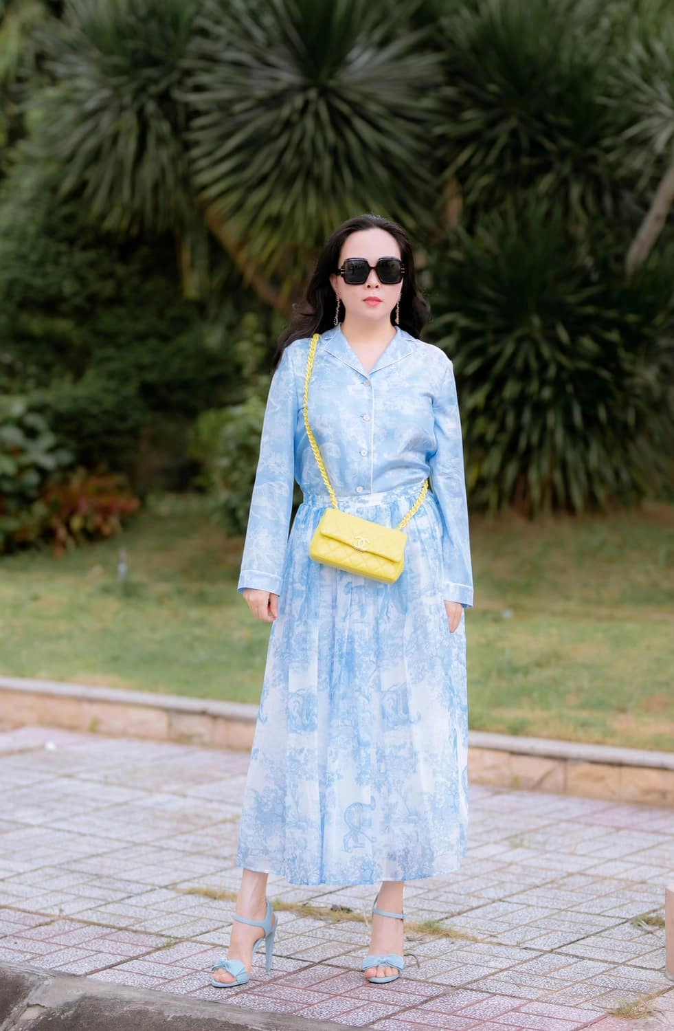 Phượng chanel đánh rơi quý phái vì 1 phút bỏ áo ra váy set đồ trăm triệu như đồ ngủ - 4