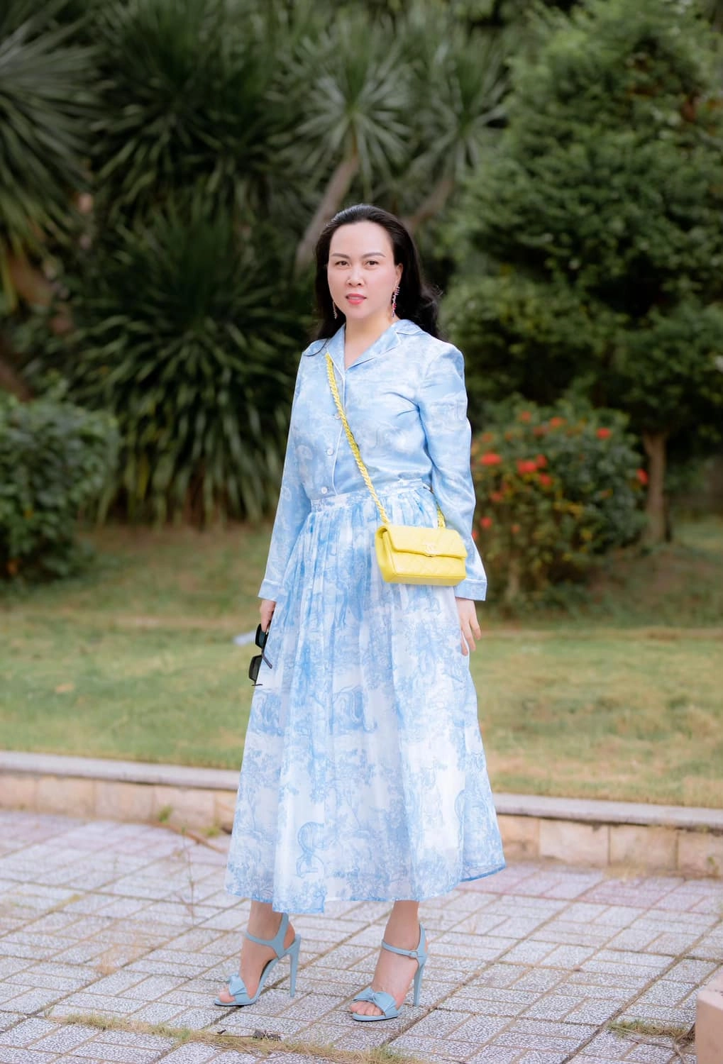Phượng chanel đánh rơi quý phái vì 1 phút bỏ áo ra váy set đồ trăm triệu như đồ ngủ - 5