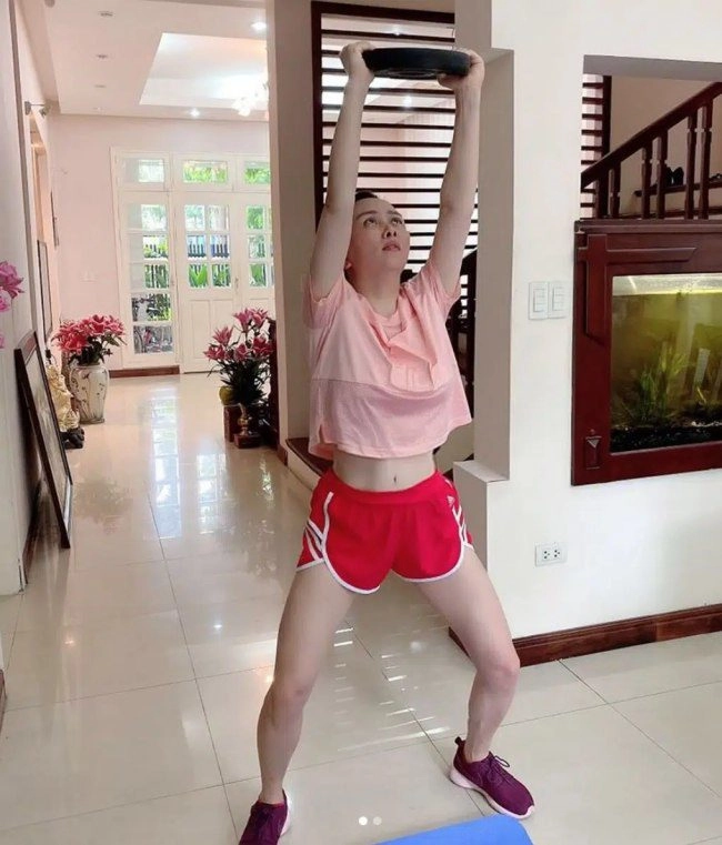 Phượng chanel khoe thành quả tập luyện qua bộ bikini nhỏ xíu - 7
