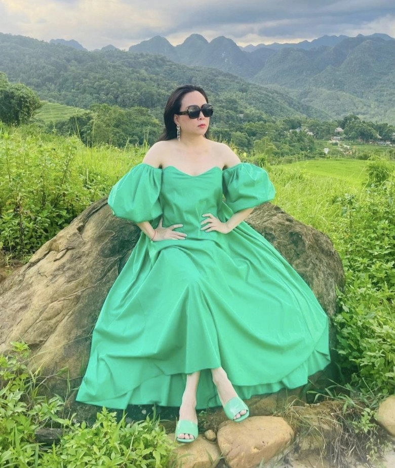 Phượng chanel ngày càng mê chơi màu nổi bật mặc gì cũng cùng tông từ đầu tới chân - 1
