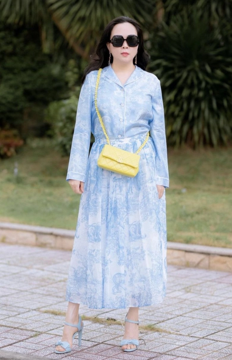 Phượng chanel ngày càng mê chơi màu nổi bật mặc gì cũng cùng tông từ đầu tới chân - 2