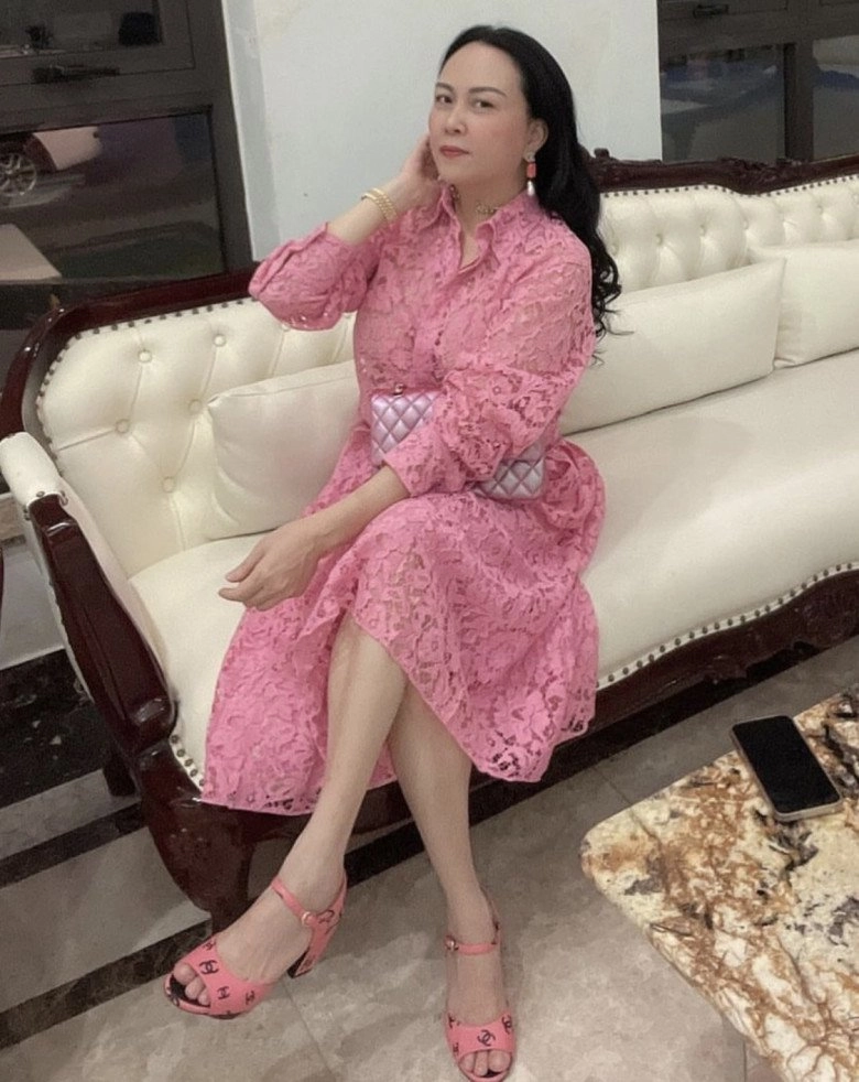Phượng chanel ngày càng mê chơi màu nổi bật mặc gì cũng cùng tông từ đầu tới chân - 4