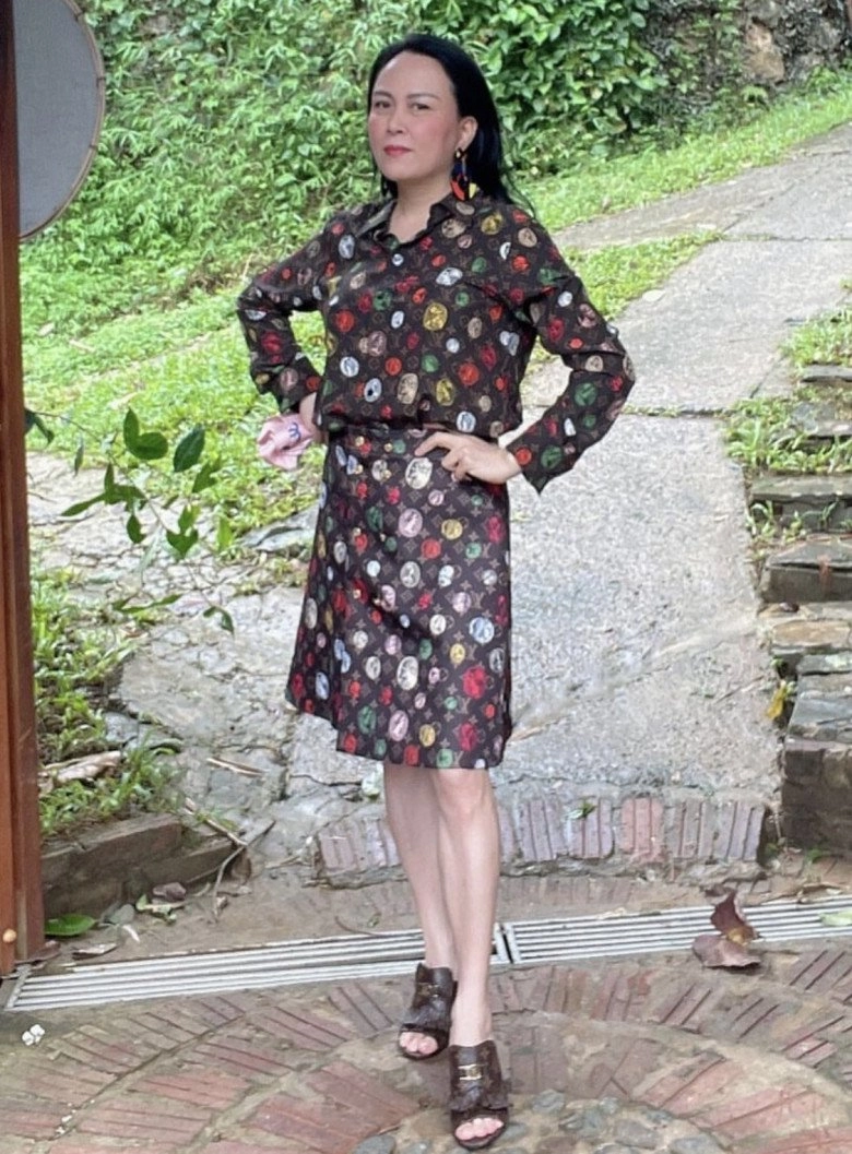 Phượng chanel ngày càng mê chơi màu nổi bật mặc gì cũng cùng tông từ đầu tới chân - 9