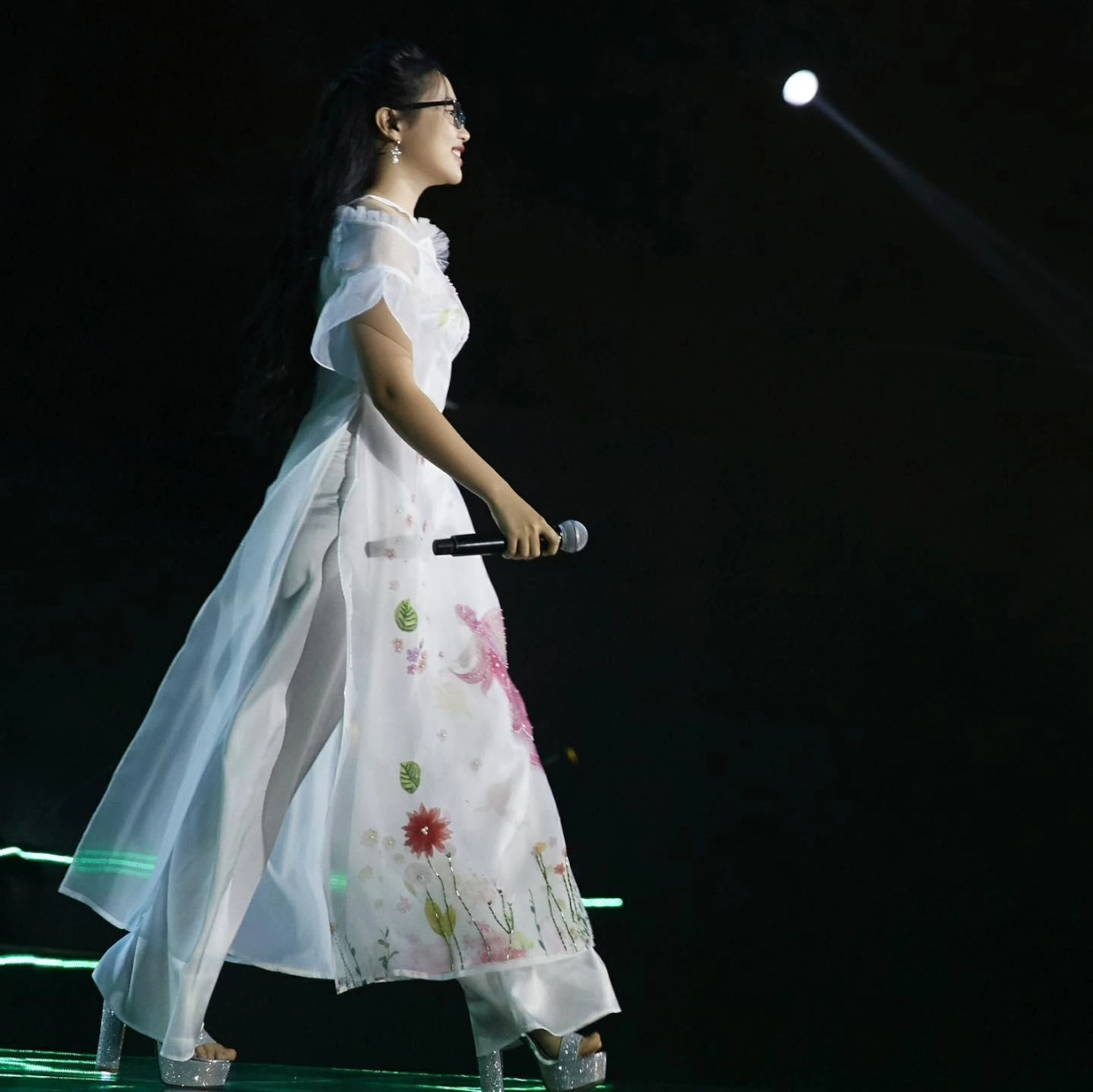 Phương mỹ chi diện áo dài tự tin catwalk trên sân khấu nhìn xuống dưới mới thót tim - 3