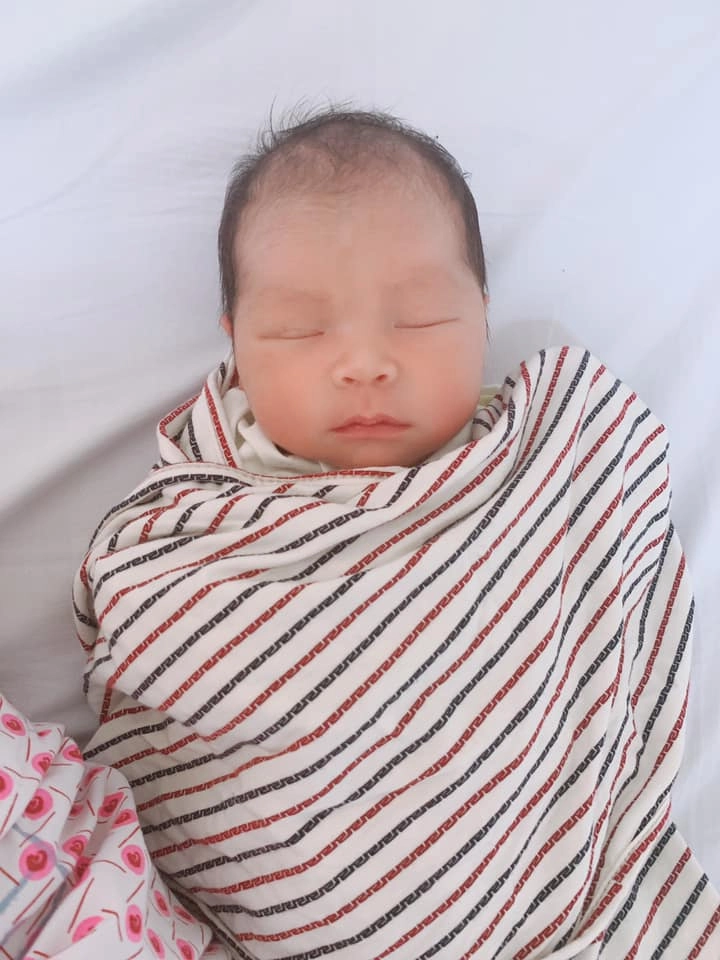 Phượng thị nở vừa vượt cạn sinh thêm con hậu dao kéo mặt diện mạo đứa trẻ thật may mắn - 5