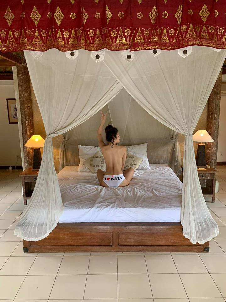 Phương trinh jolie thiêu đốt ngày hè với bikini 2 mảnh mỏng manh - 7